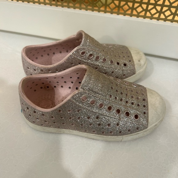 Native Sparkly Pink Kids Slip-On Shoes size 9T - Picture 1 of 7